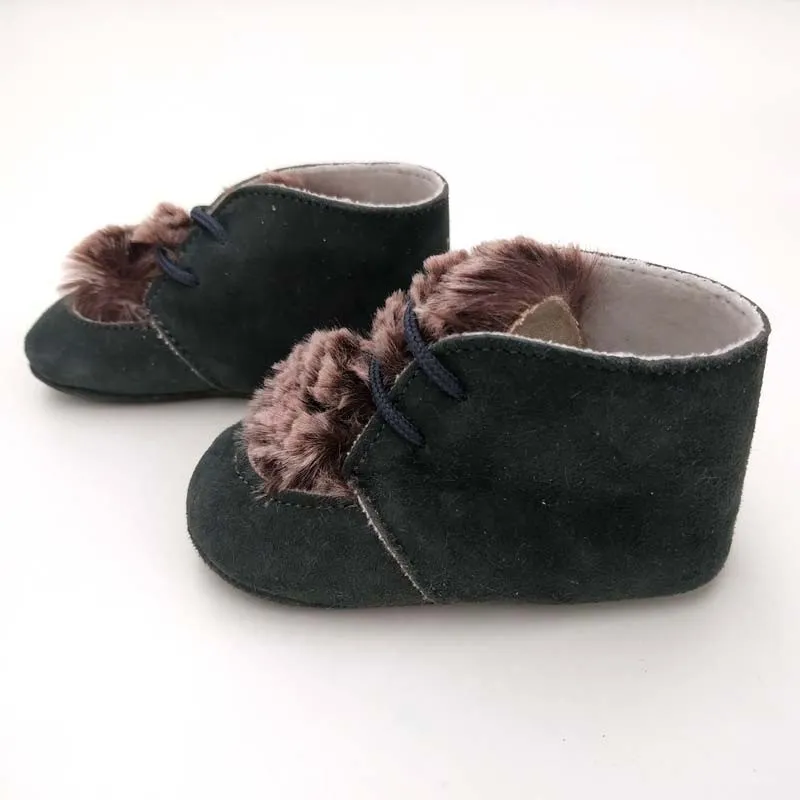 Botas bebé gris oscuro piel vuelta con pelo de Cuquito