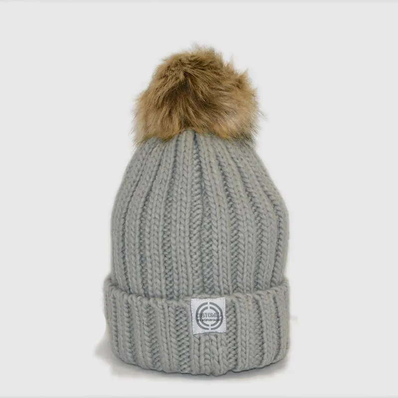 Gorro Infantil con pompón de pelo sintético color gris - inicial bordada