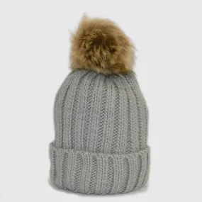 Gorro Infantil con pompón de pelo sintético color gris - inicial bordada